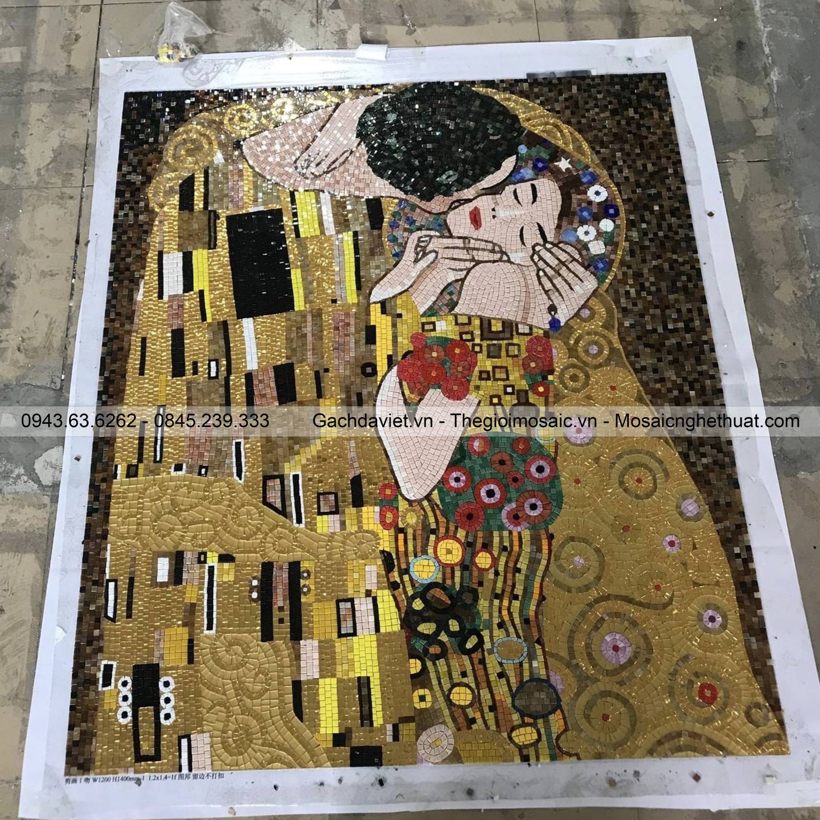 Tranh mosaic nghệ thuật the kiss VTMSD-3064