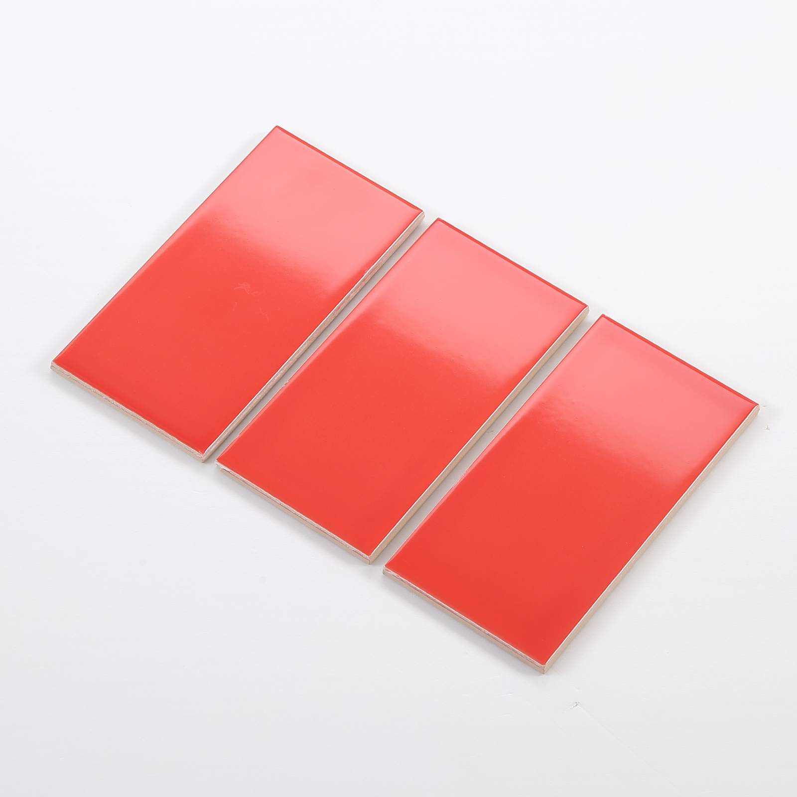 Gạch thẻ trang trí màu đỏ bóng phẳng KT 75x150mm V751510