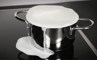 Bếp bị khóa do trào nước lên mặt kính